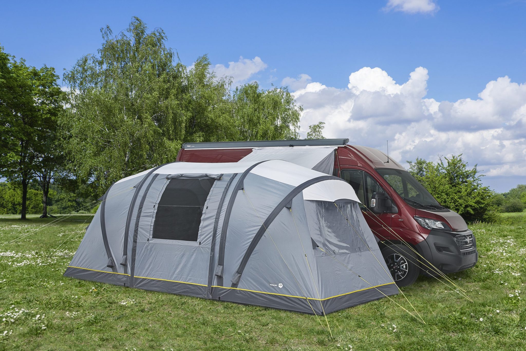 auvent-van-495mwy.jpg Le meilleur des accessoires : les auvents | Van Magazine – Image 1