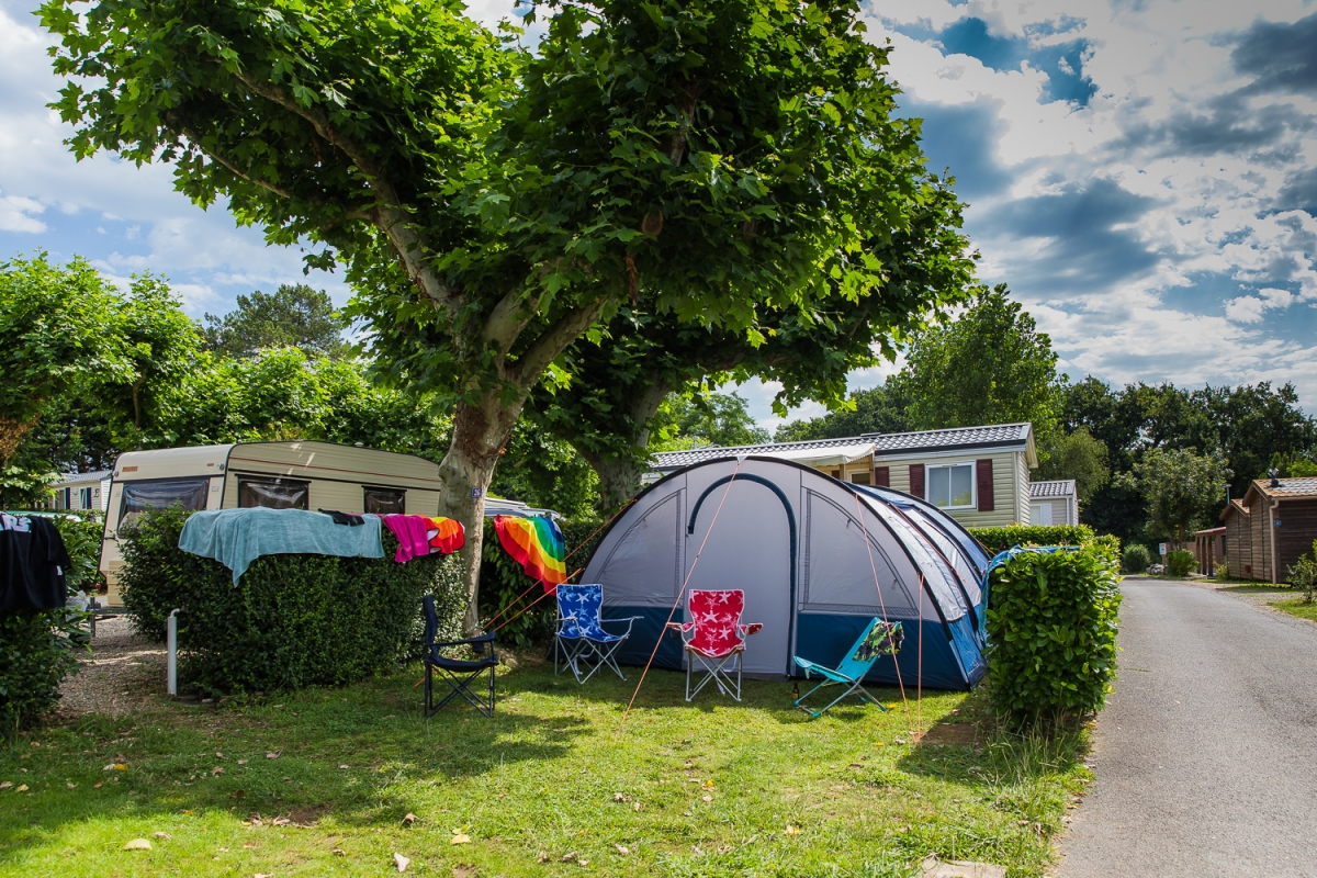 camping-emplacement-699xrc.jpg Emplacement Confort tente avec électricité et équipement 2 à 6 personnes Biarritz – Image 1