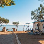 Oubliez le camping sauvage : les plus beaux emplacements pour tentes, vans et camping cars se trouvent sur des campings
