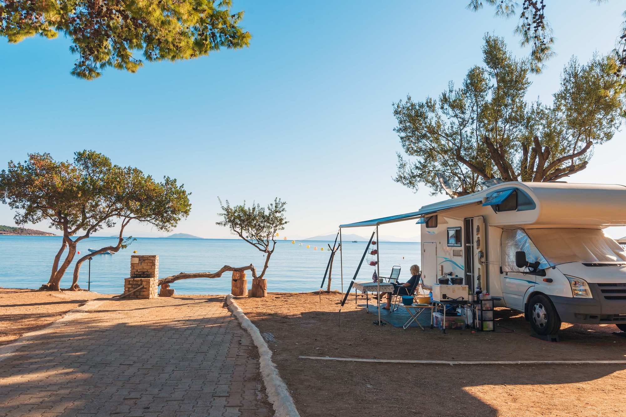 camping-emplacement-921ebl.jpg Oubliez le camping sauvage : les plus beaux emplacements pour tentes, vans et camping cars se trouvent sur des campings – Image 1