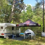 Des grands emplacements caravanes dans un camping en Hautes Alpes