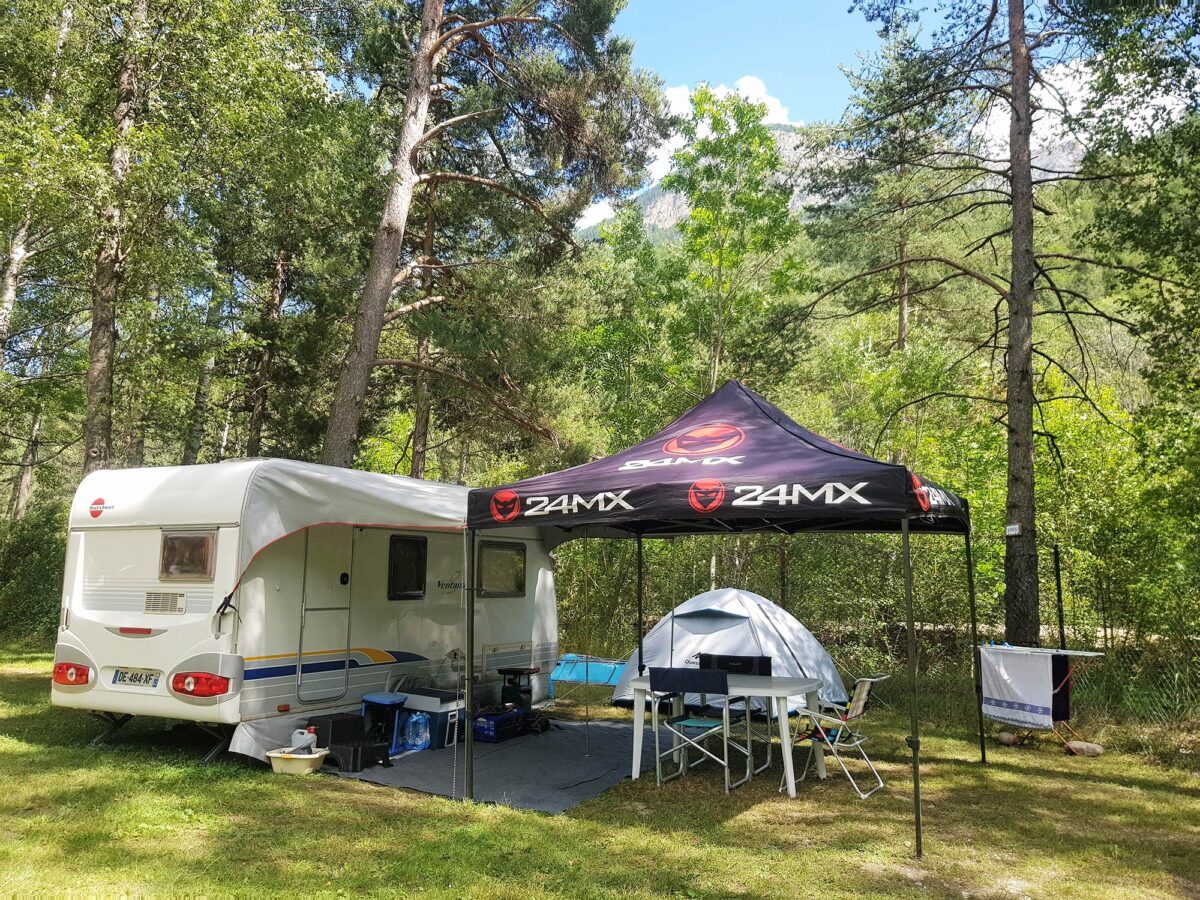 camping-pour-caravane-355tfn.jpg Des grands emplacements caravanes dans un camping en Hautes Alpes – Image 1