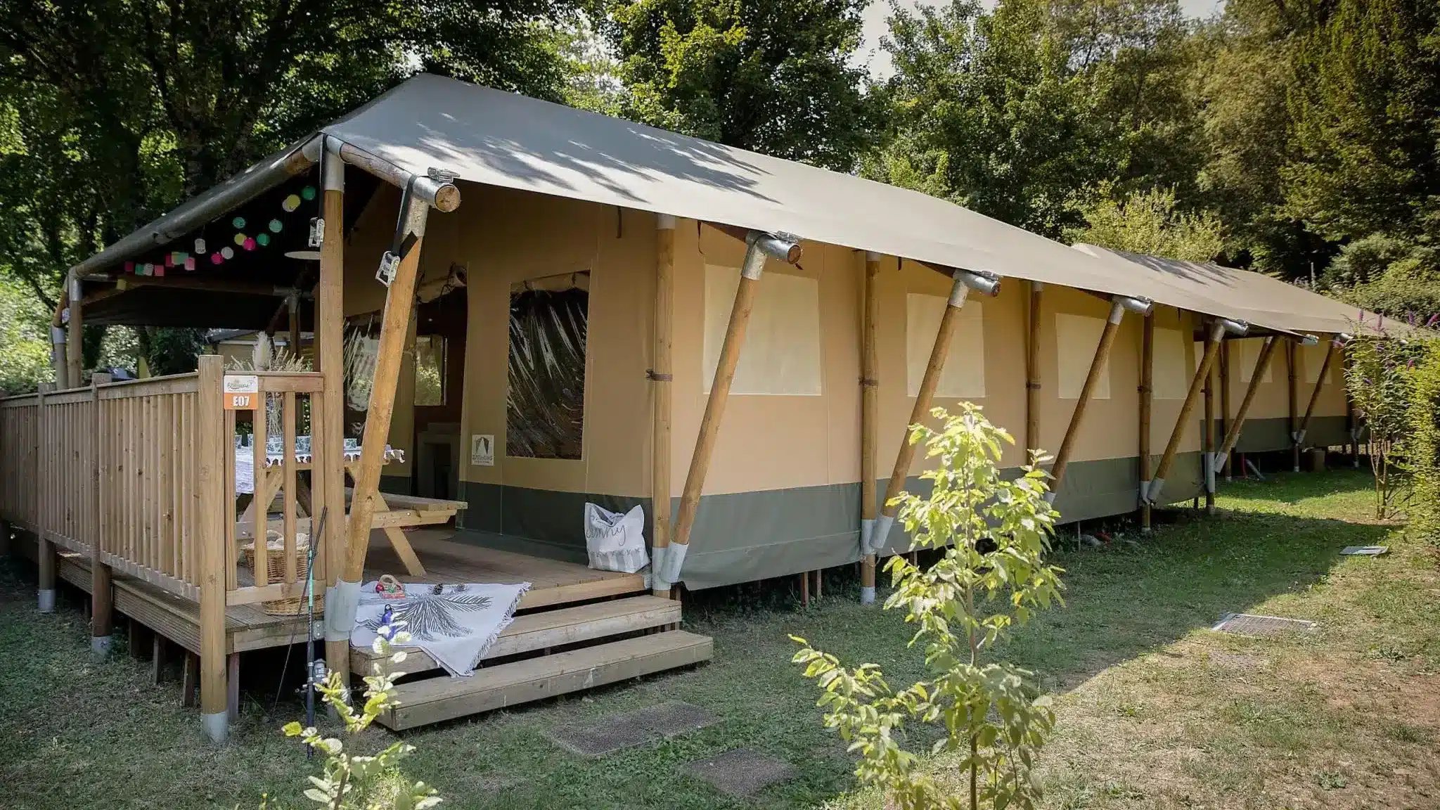 camping-tente-313mkr.webp Eden Villages | Tente Aménagée Camping : l'expérience du glamping 4* en famille – Image 1