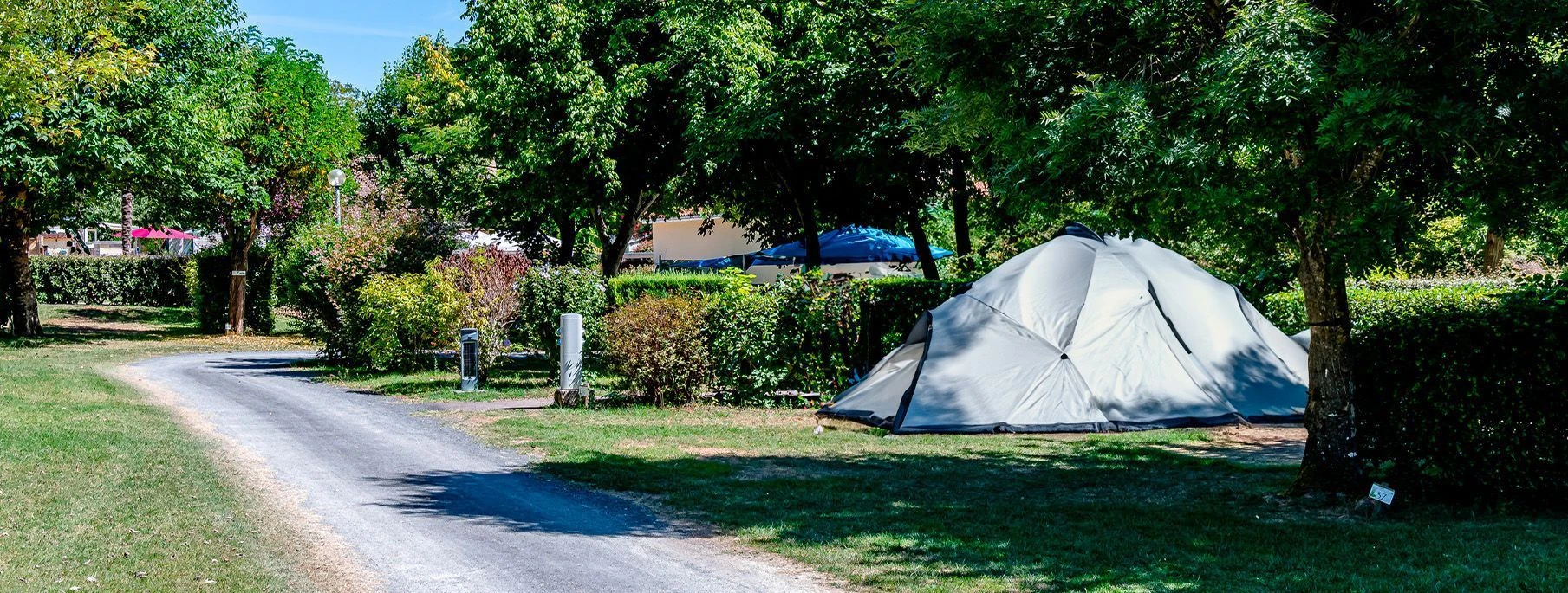 emplacement-camping-323gxu.webp Camping en emplacement nu pour tente, caravane et camping car – Image 1