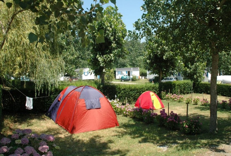 emplacement-camping-tente-432ygh.jpg Emplacement tente au camping Oyam à Bidart au Pays Basque – Image 1