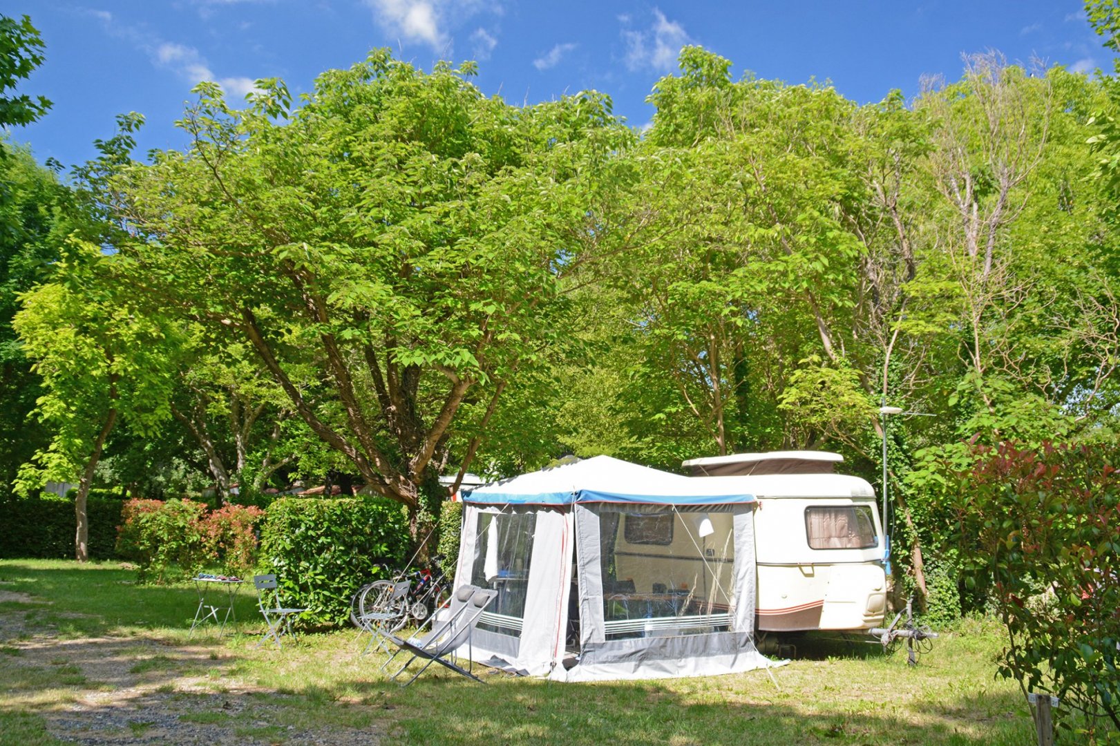 emplacement-caravane-camping-220zal.jpg Emplacement tentes, caravanes, et camping car au camping Saint Jean, en Provence – Image 1