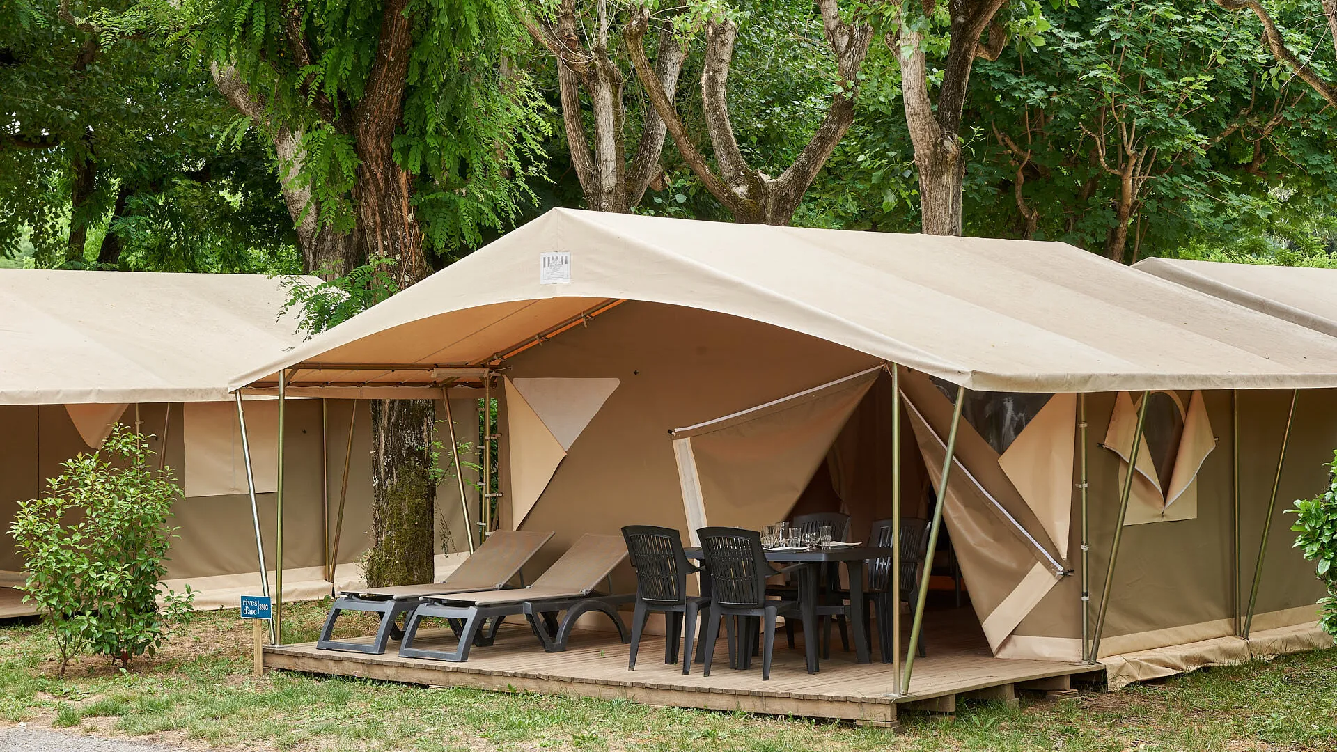tente-camping-336wmy.webp Camping Ardèche 4 étoiles tentes aménagées Rives d'Arc – Image 1