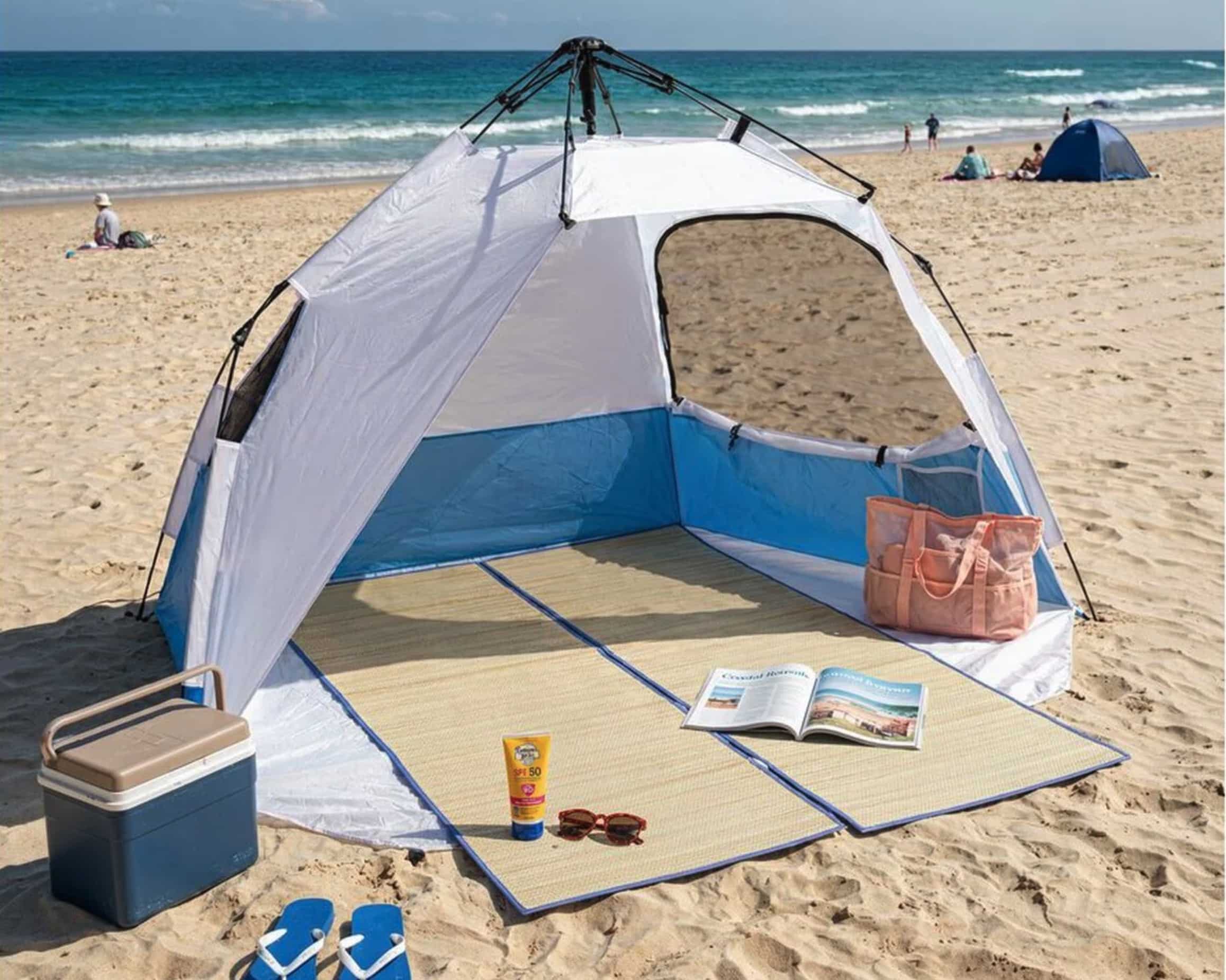 tente-de-plage-712ymt.jpg Fini d'être agrippé au parasol pour pas qu'il s'envole, cette tente de plage pop up bleue à 19 € chez GiFi se déplie en deux secondes Pause Maison – Image 1