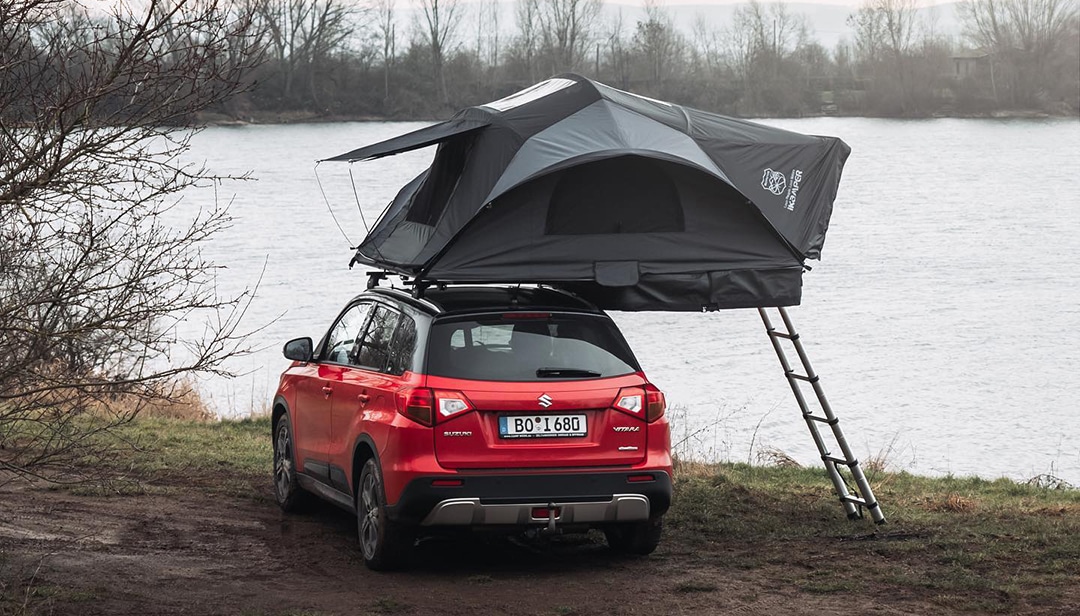 tente-de-toit-voiture-198sac.jpg Les tentes de toit iKamper : pour 4x4, pick ups, voitures et vans Vanlife Magazine – Image 1
