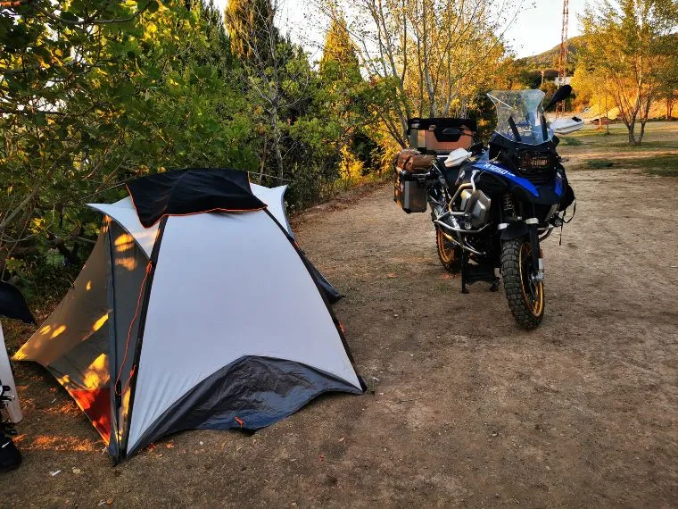tente-moto-083evm.webp Quelle tente pour un roadtrip en moto ? Conseils et avis – Image 1