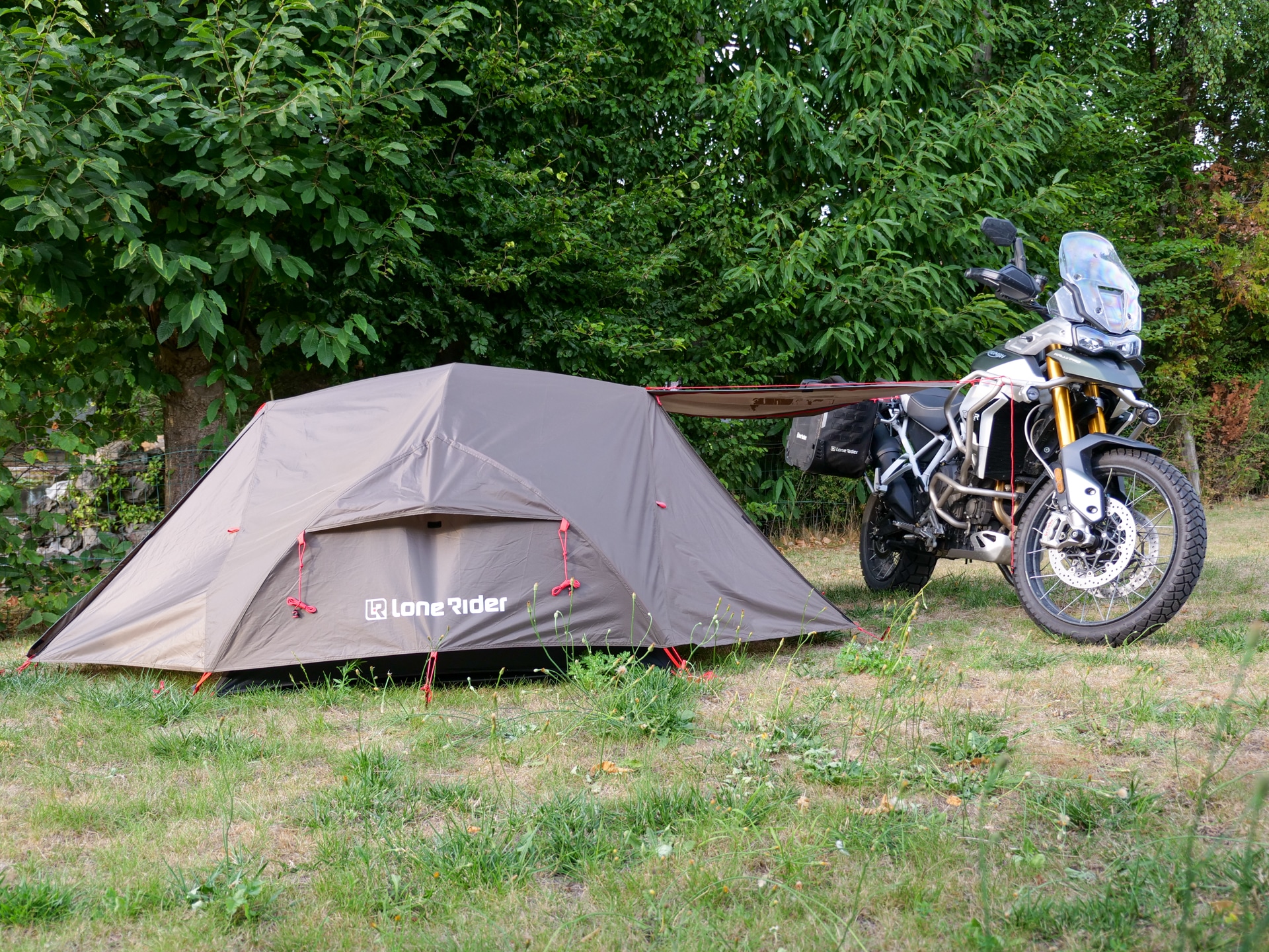 tente-moto-470dzw.jpg Test de la tente Lone Rider ADV Tent : pensée pour ceux qui voyagent (beaucoup) à moto – Motard Adventure – Image 1
