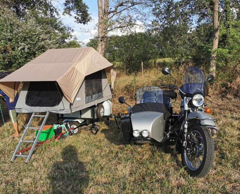 tente-remorque-077viz.jpg Remorque tente de toit ou caravane pliante tractée par des sidecars ASSOCIATION URAL FRANCE – Image 1
