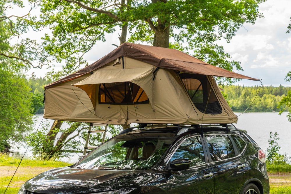 tente-sur-toit-de-voiture-358jxp.jpg Dormir sur votre voiture dans une tente de toit Europ Assistance – Image 1