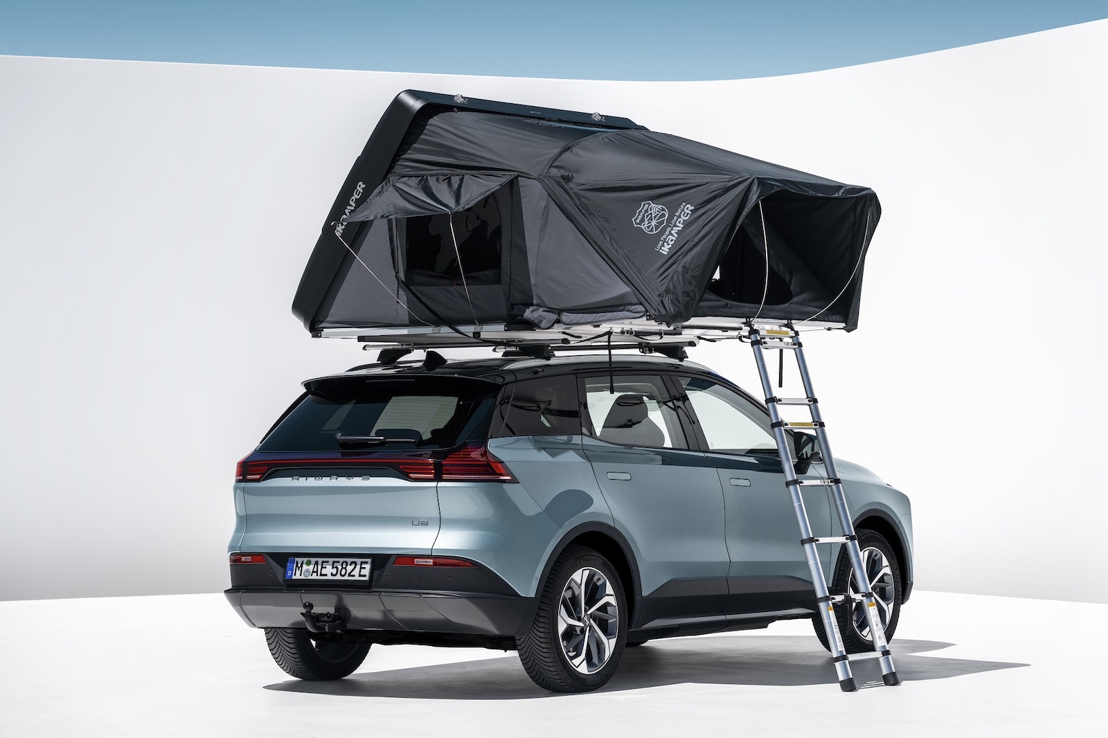 tente-sur-toit-voiture-717tyc.jpg Tente de toit iKamper et SUV électrique : un attelage inattendu Fourgonlesite – Image 1