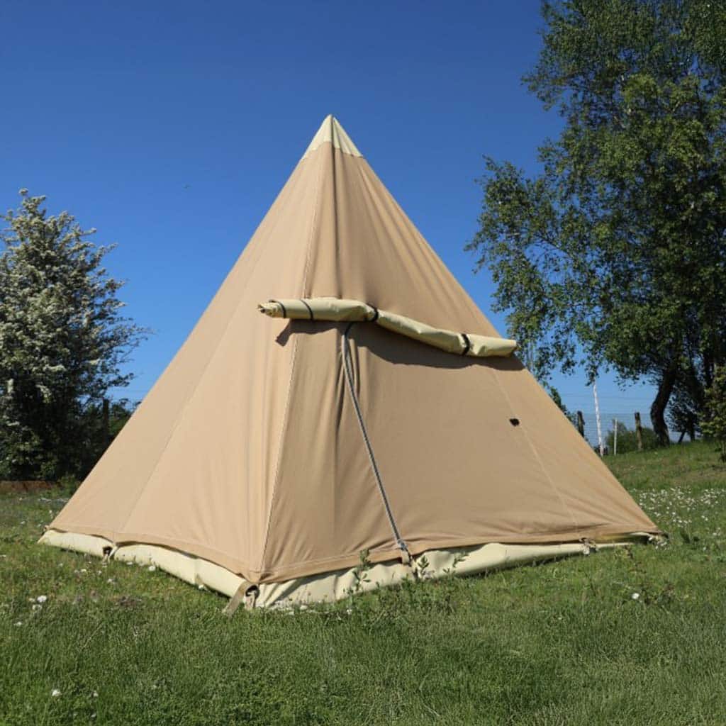 tente-tipi-028ioi.jpg Tipi Plume Group Tent Tente compacte, authentiquement indienne – Image 1