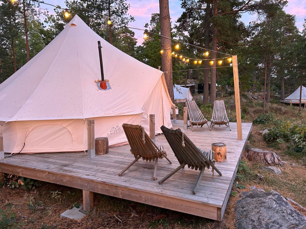tente-tipi-793yfk.jpg Tente tipi avec poêle – Chaleur et confort dans la nature – Amaroq Glamping – Image 1