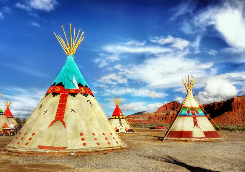 tipi-indien-368hkx.jpg Tipis des Amérindiens photo stock. Image du désert, village 122040430 – Image 1