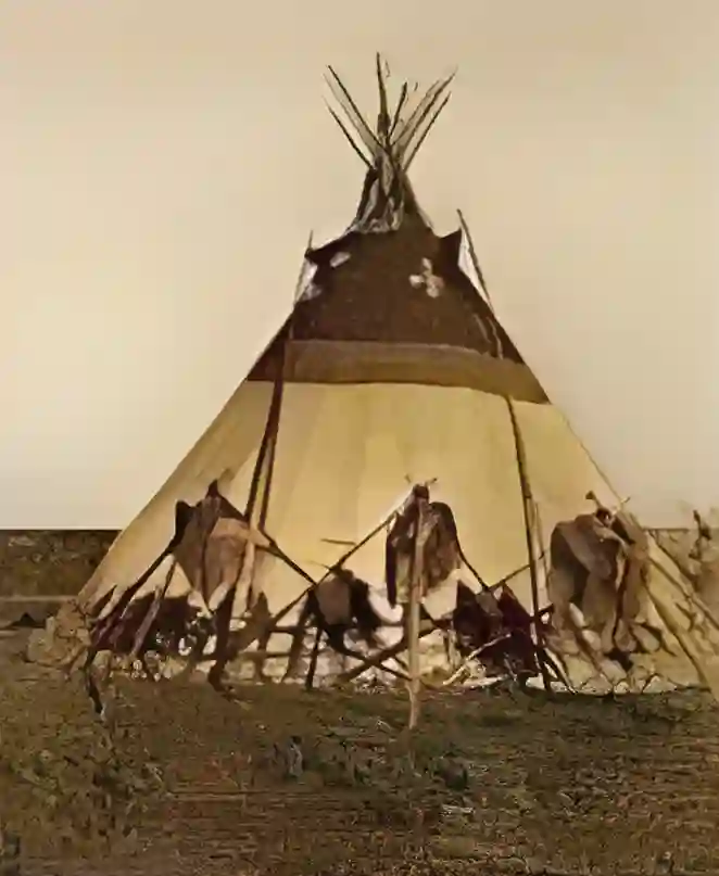 tipi-indien-906tvh.webp Tipis amérindiens et Tipi suspendu Les Tentes d'Avalon – Image 1