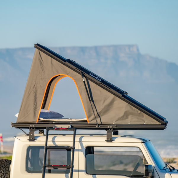 toit-de-tente-159chu.jpg TENTE DE TOIT ALU CAB LT 50 "LIGHTWEIGHT" NOIRE Aménagement de 4*4 Vente d'équipements pour 4*4 ES'CAMPER 4*4 – Image 1